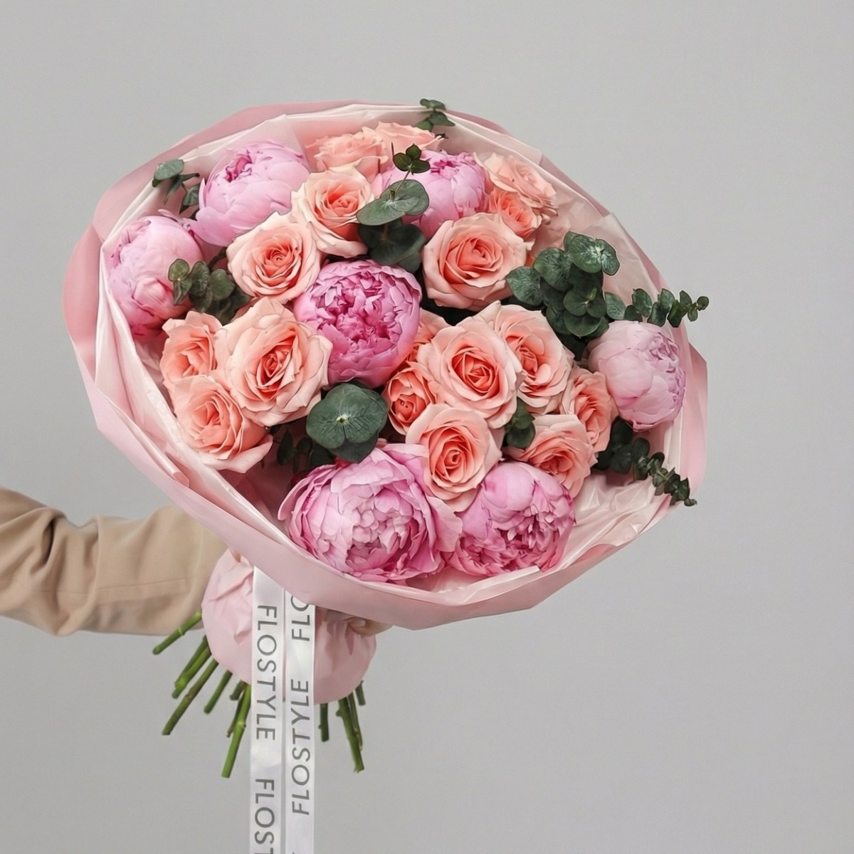 sbornyj buket s pionami i rozami 6